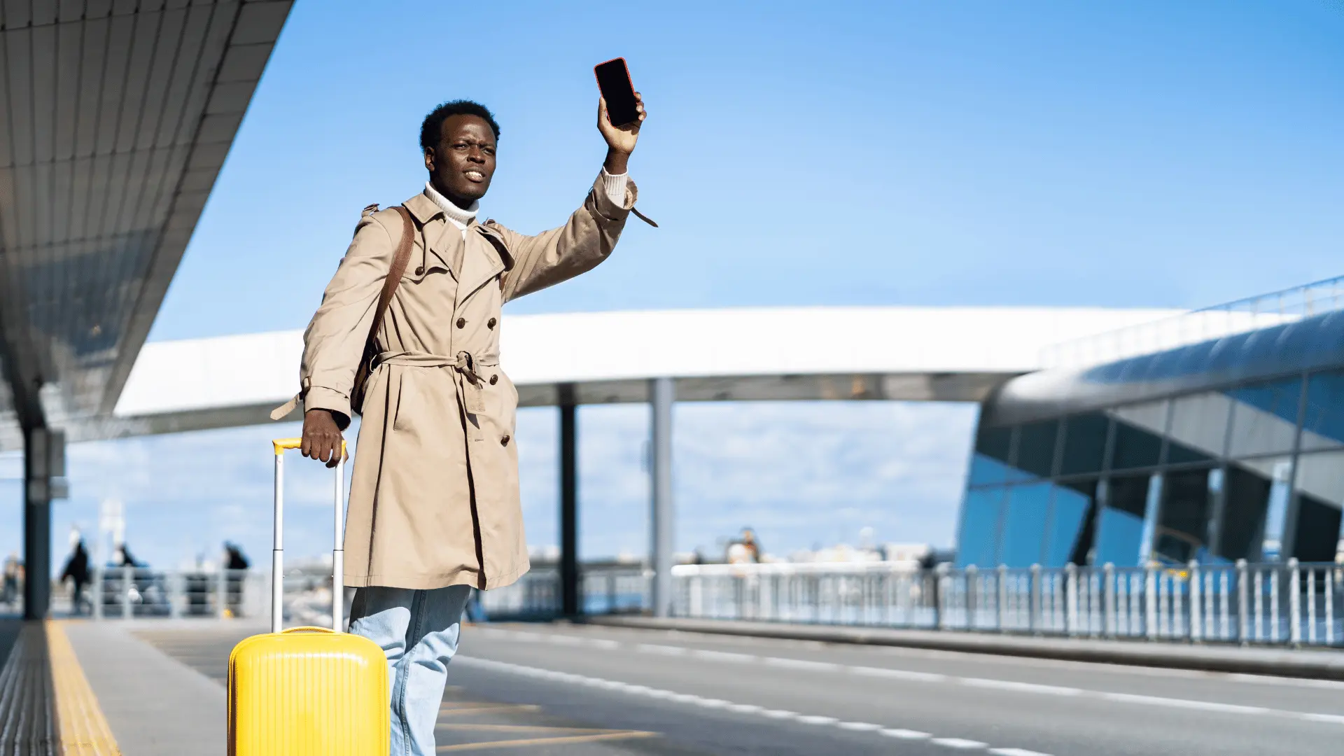 Personne attendant un taxi à l'aéroport Nice