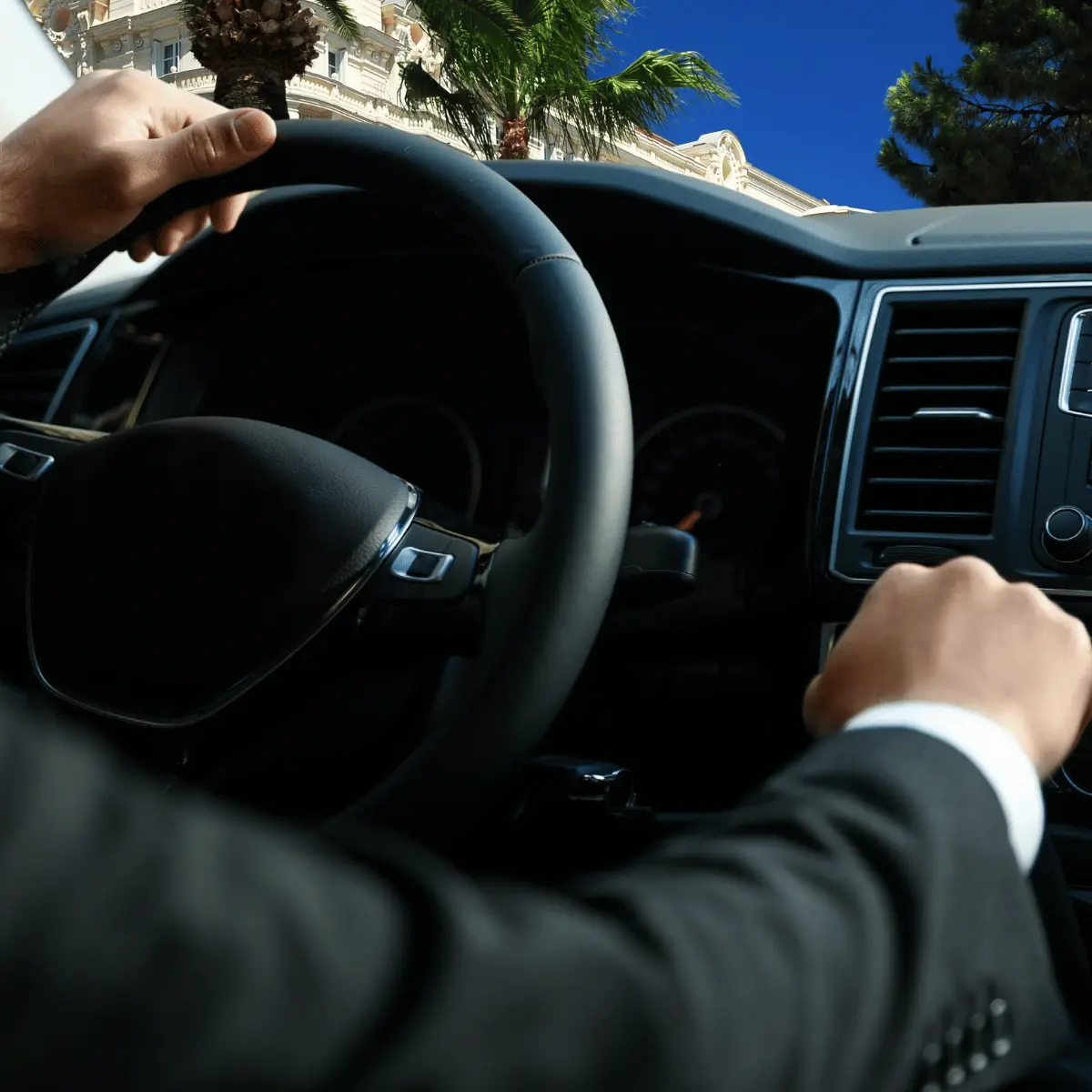 Chauffeur dans un taxi à Cannes