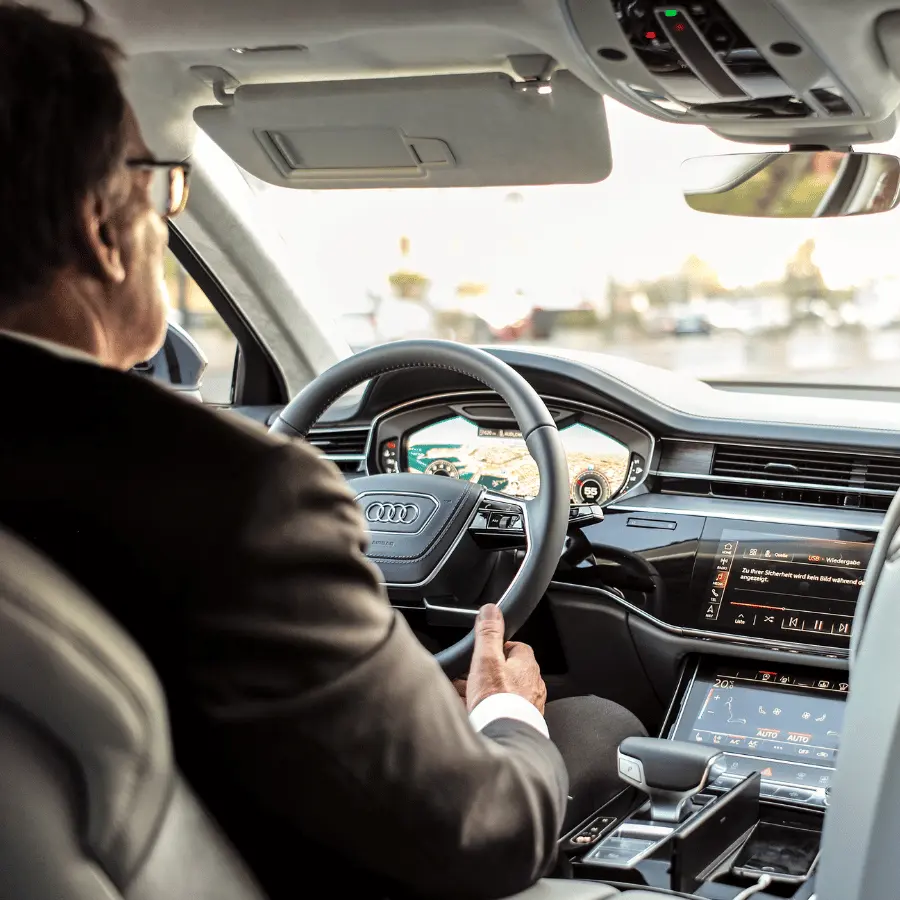 Chauffeur dans un taxi