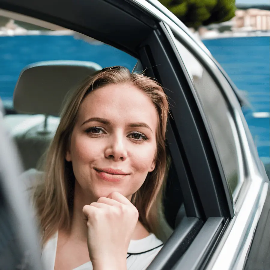 Femme dans un taxi à Nice
