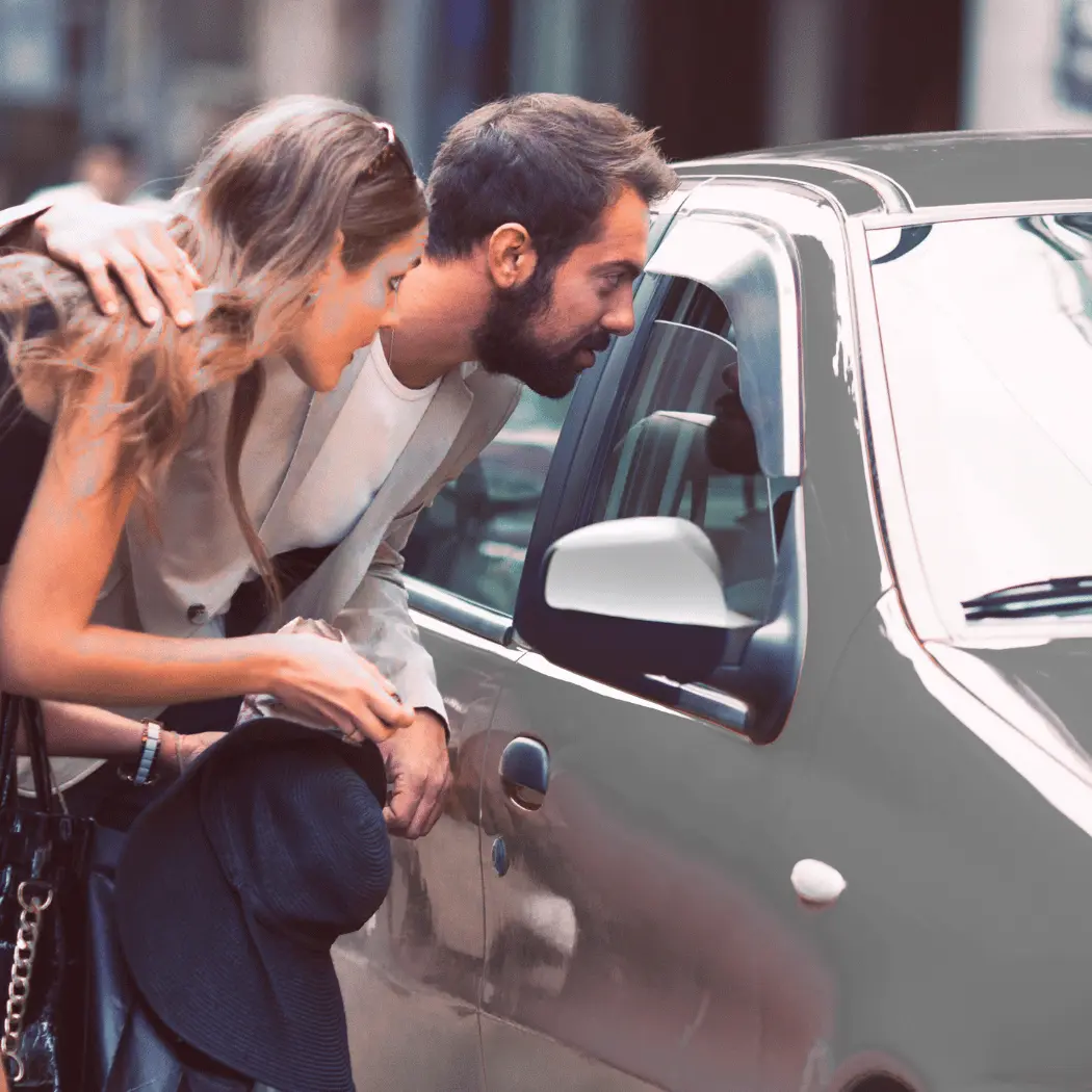 Personnes qui réservent un taxi pour une visite touristique
