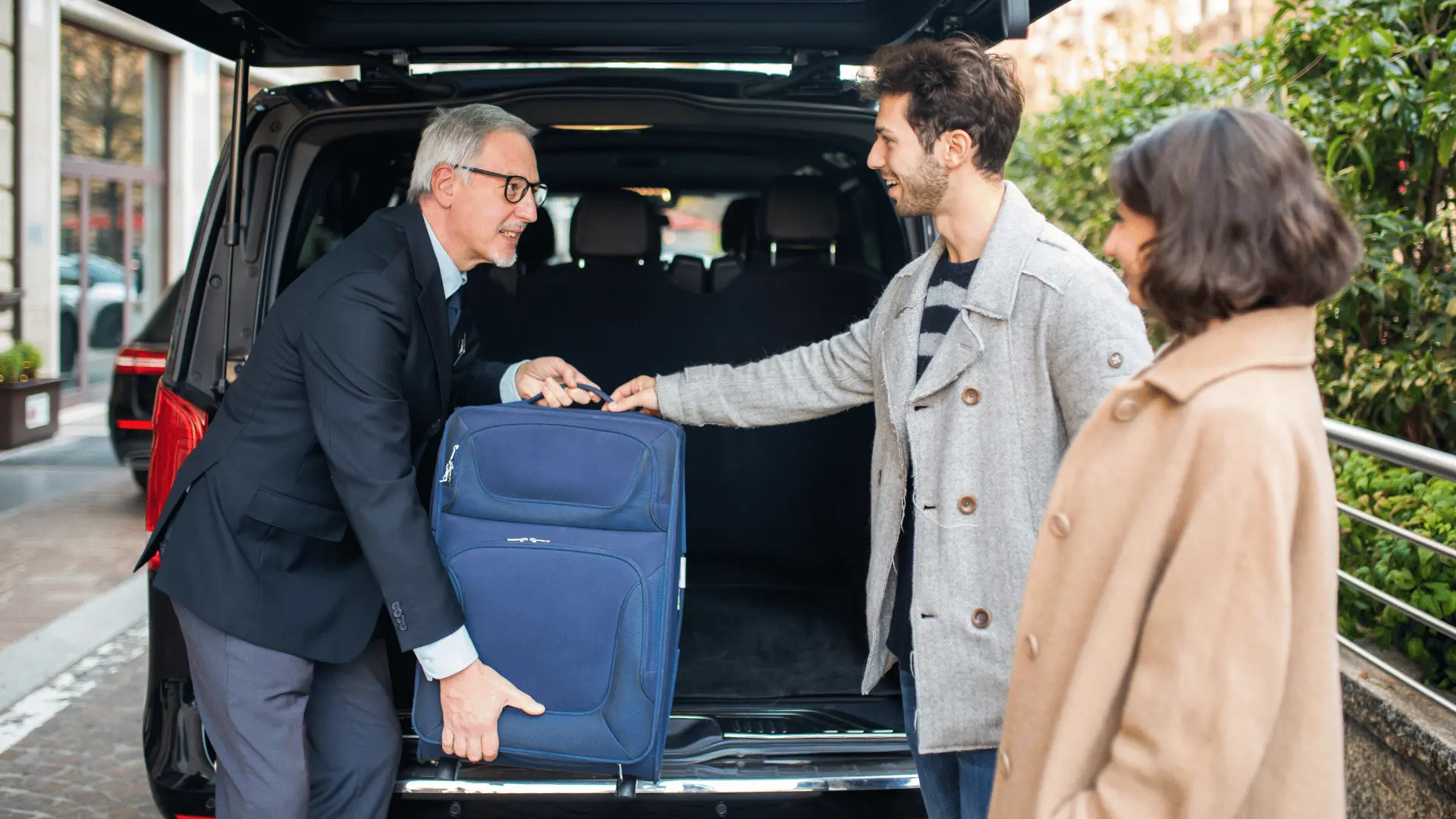 Personnes rentrant dans un taxi longue distance