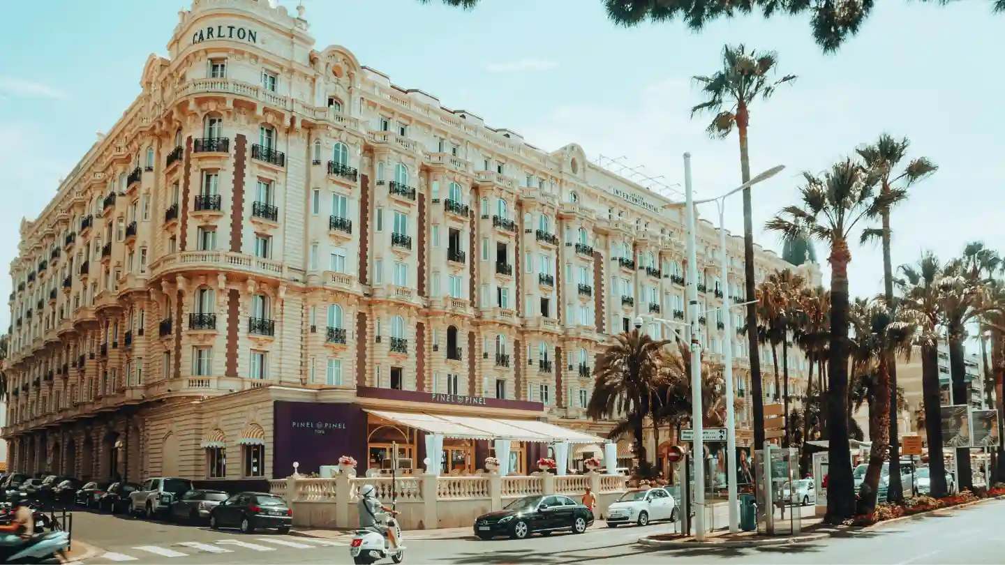 Taxi à Cannes devant le Carlton