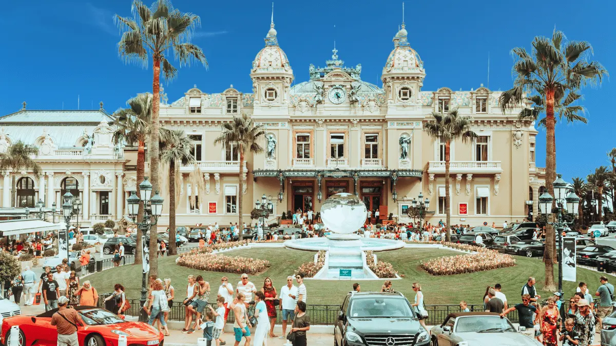 Taxi à Monaco devant le Casino de Monte-Carlo